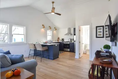 Image de Newly Renovated Cottage on Town Cove!