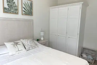 Image de Modern 1-bed Condo in Sunset Crest, 5 min to Beach