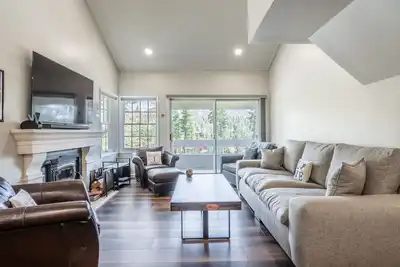 Image de Ski in Ski Out 3 Bedrm 3 Bath fully remodeled Sierra Megeve #5 Condo Steps to Canyon Lodge Sleeps 8