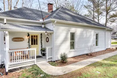 Image de Renovated Historic 1910 Home 2 Min. Walk to Downtown Ball Ground & Wedding Venues