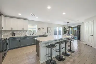 Image de Fully Remodeled Stunning Az Oasis -Parks, Tennis, Volleyball, Basketball Courts!