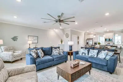 Image de Airy townhouse with pool, hot tub, central Ac, & washer/dryer - dog-friendly