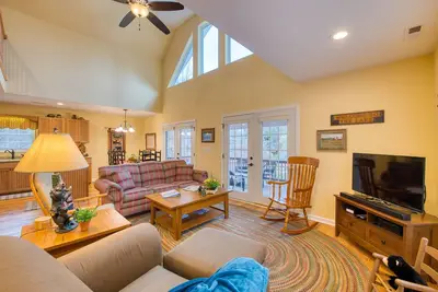 Image de Sunny two-level home near the lake with free WiFi, Ac, pool & skylights on deck