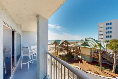 Image de Beautiful condo in beachfront building with pool, balcony, Ac & lovely decor