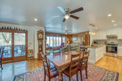 Image de Spacious two-story lakefront home with lake views, balcony, Ac, pool & tennis