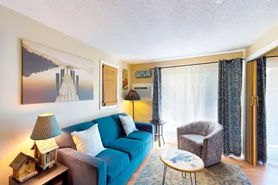 Image de Conveniently located condo w/ a balcony, access to sports courts & private beach