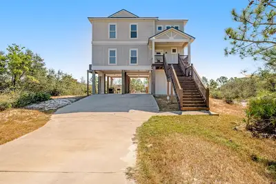 Image de Two story home with private outdoor pool, two decks, Gulf views, & Ac