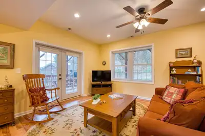 Image de Wonderful lower-level home close to the lake with private entrance, WiFi, Ac