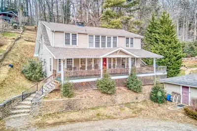 Image de Dog-friendly home with updated kitchen, central Ac, washer/dryer & large porch