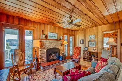 Image de Beautiful & convenient home close to lake with shared pool, WiFi, & central Ac