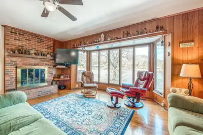 Image de Two-story lakefront home with lake views, wood fireplace, shared outdoor pool