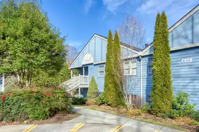 Image de Ground floor condo with water views, central Ac, fireplace, patio, & WiFi