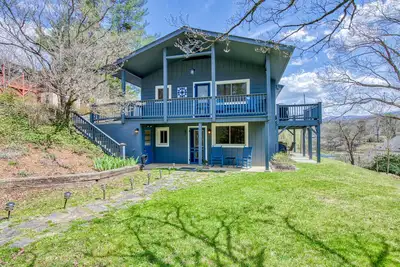 Image de Lake Junaluska retreat with patio, new Hvac system, and free WiFi