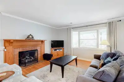 Image de Friendly, spacious home with Ac, washer/dryer, wood fireplace, & mountain view