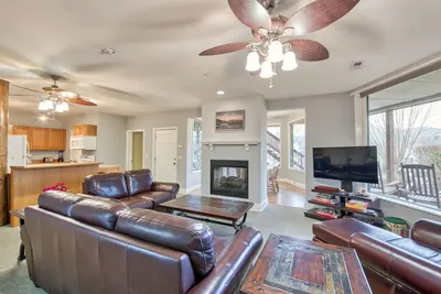 Image de Lower level unit in duplex with Ac, fireplace, washer & dryer, community pool