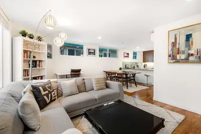 Image de Corner Townhome with Rooftop Deck - Free WiFi & Washer/Dryer - Walker’s Paradise