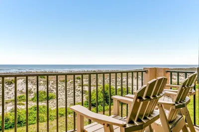Image de Family-Friendly Beach Escape W/ Water Views, Shared Pool, Private Balcony & WiFi