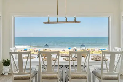 Image de Breathtaking Beach Front house, Elevator\/2master Bd steps away from restaurants
