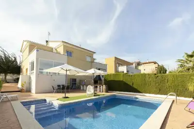 Image de Magnifique maison de vacances pour 8 personnes avec piscine privée, Wifi, Tv, patio et parking