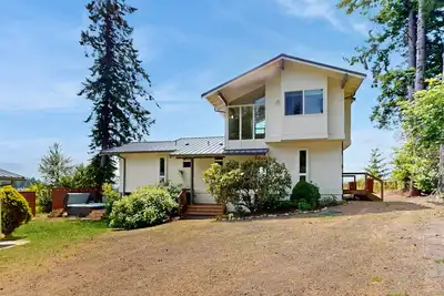 Image de High-end waterfront getaway with amazing views, private beach & large deck