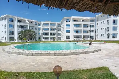 Image de 1-Bedroom Apartment with pool view, beach experien