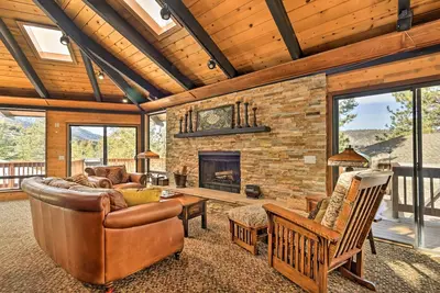 Image de Cozy 'Grand Woodland' Cabin w/ Mountain Views