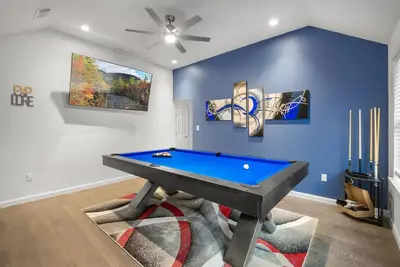 Image de Gorgeous 4 Bedroom Near Uptown/Downtown/Deep Ellum, Arcade, Games, 75\" Tv, Bbq