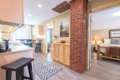Image de heritage charm, 5 min to Dt with A/C