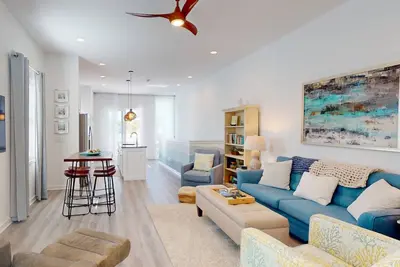 Image de 10% Off Aug + Sept | Charming Modern Duplex, Fenced Yard, Dogs Ok, Easy Walk to Beach + Greenway