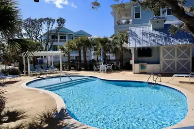 Image de Luxury Townhome w/ Pool, Elevator, Ocean Views & 2 Decks — Spacious, Stylish & Near the Beach