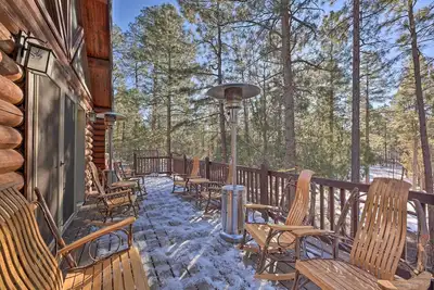 Image de Deck + Grill: Rustic-Mod Show Low Cabin