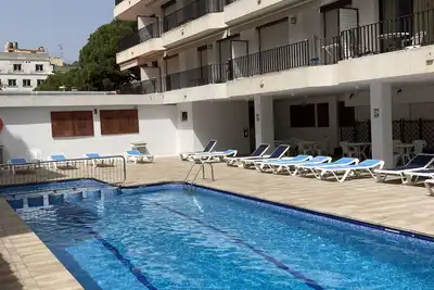 Image de Appartement ensoleillé avec Vue sur la montagne, Terrasse & Piscine Partagée