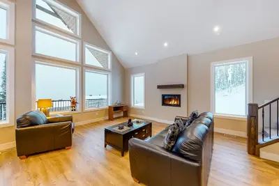 Image de Dog-Friendly Ski-In/Ski-Out Retreat with Private Hot Tub, Fast WiFi, & Fireplace