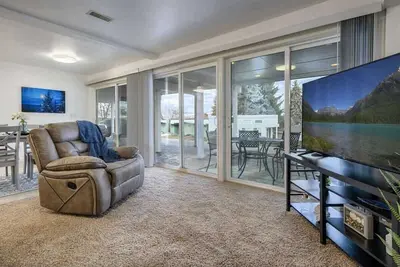 Image de Lakefront Condo-huge patio, day dock, beach front!