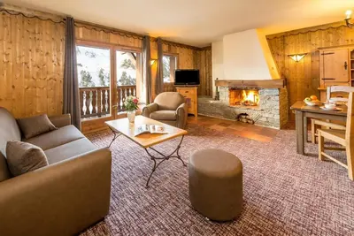 Image de Remise en forme, piscine, sauna, balcon, cheminée ou poêle à bois, télévision, casier à ski, 50-60m²