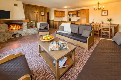 Image de Remise en forme, piscine, sauna, balcon, cheminée ou poêle à bois, télévision, casier à ski, 80-90m²