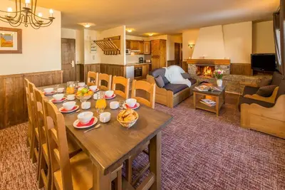 Image de Remise en forme, piscine, sauna, balcon, cheminée ou poêle à bois, télévision, casier à ski