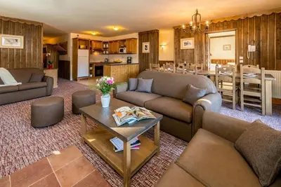 Image de Remise en forme, piscine, sauna, balcon, cheminée ou poêle à bois, télévision, casier à ski