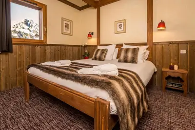 Image de Remise en forme, piscine, sauna, balcon, cheminée ou poêle à bois, télévision, casier à ski, 145m²