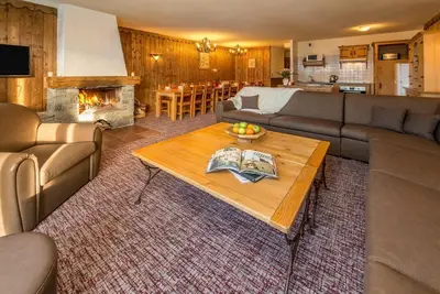 Image de Remise en forme, piscine, sauna, balcon, cheminée ou poêle à bois, télévision, casier à ski, 160m²