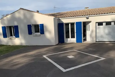Image de Maison bleue chaleureuse face Ă la forĂŞt domaniale