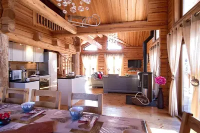 Image de Chalet, remise en forme, sauna, hammam, balcon, cheminée ou poêle à bois, parking, télévision, 200m²