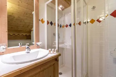 Image de 200m du centre station, 2ème étage, vue pistes de ski, remise en forme, piscine, sauna, hammam