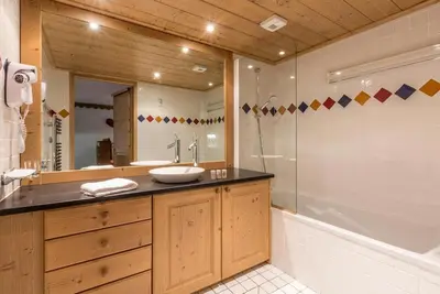 Image de 200m du centre station, 1er étage, vue pistes de ski, remise en forme, piscine, sauna, hammam