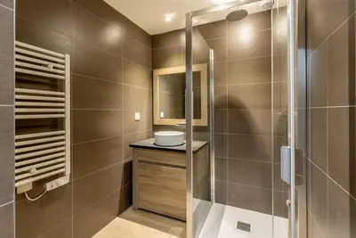 Image de 3ème étage, vue vallée, remise en forme, piscine, sauna, hammam, balcon, parking, télévision