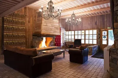 Image de 100m des commerces, remise en forme, piscine, sauna, cheminée ou poêle à bois, télévision
