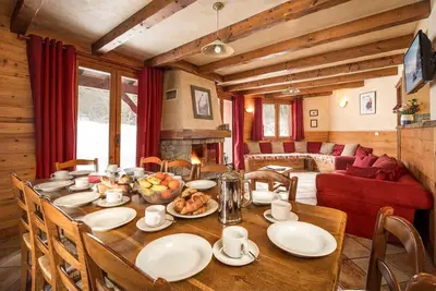 Image de Chalet, remise en forme, terrasse, cheminée ou poêle à bois, parking, télévision, casier à ski