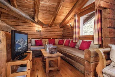 Image de Chalet, remise en forme, terrasse, cheminée ou poêle à bois, parking, télévision, casier à ski, 80m²