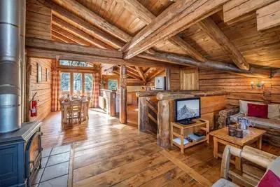 Image de Chalet, remise en forme, terrasse, cheminée ou poêle à bois, parking, télévision, casier à ski