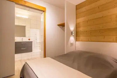 Image de À 50m des pistes de ski, balcon, télévision, casier à ski, 77m², Serre Chevalier